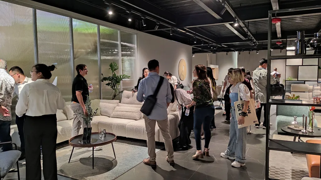 customers in kuka home exhibit