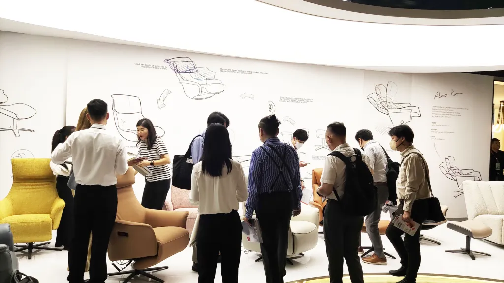 customers in kuka home exhibit